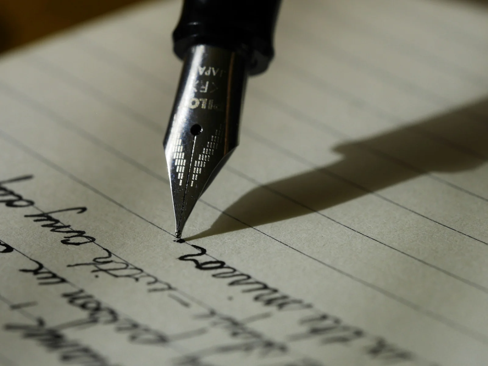 Scrittura e revisione di documenti. Immagine di contesto.