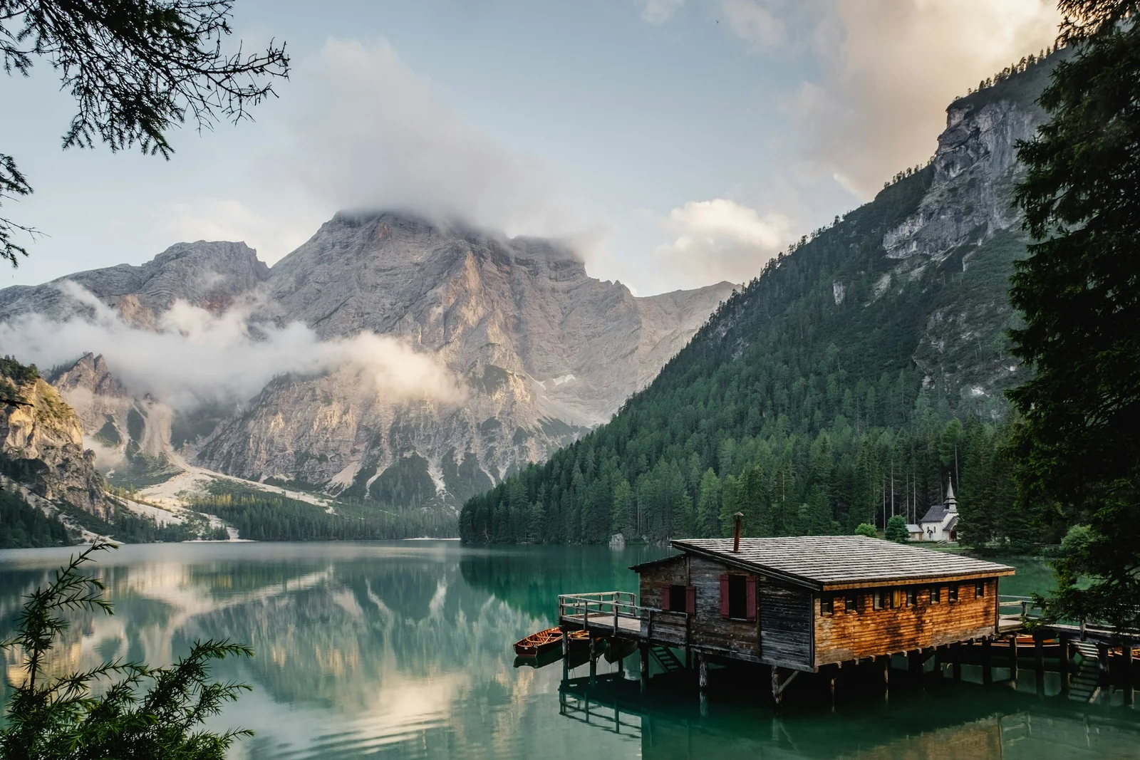 Paesaggio alpino con lago, boschi e montagne. Immagine di contesto.
