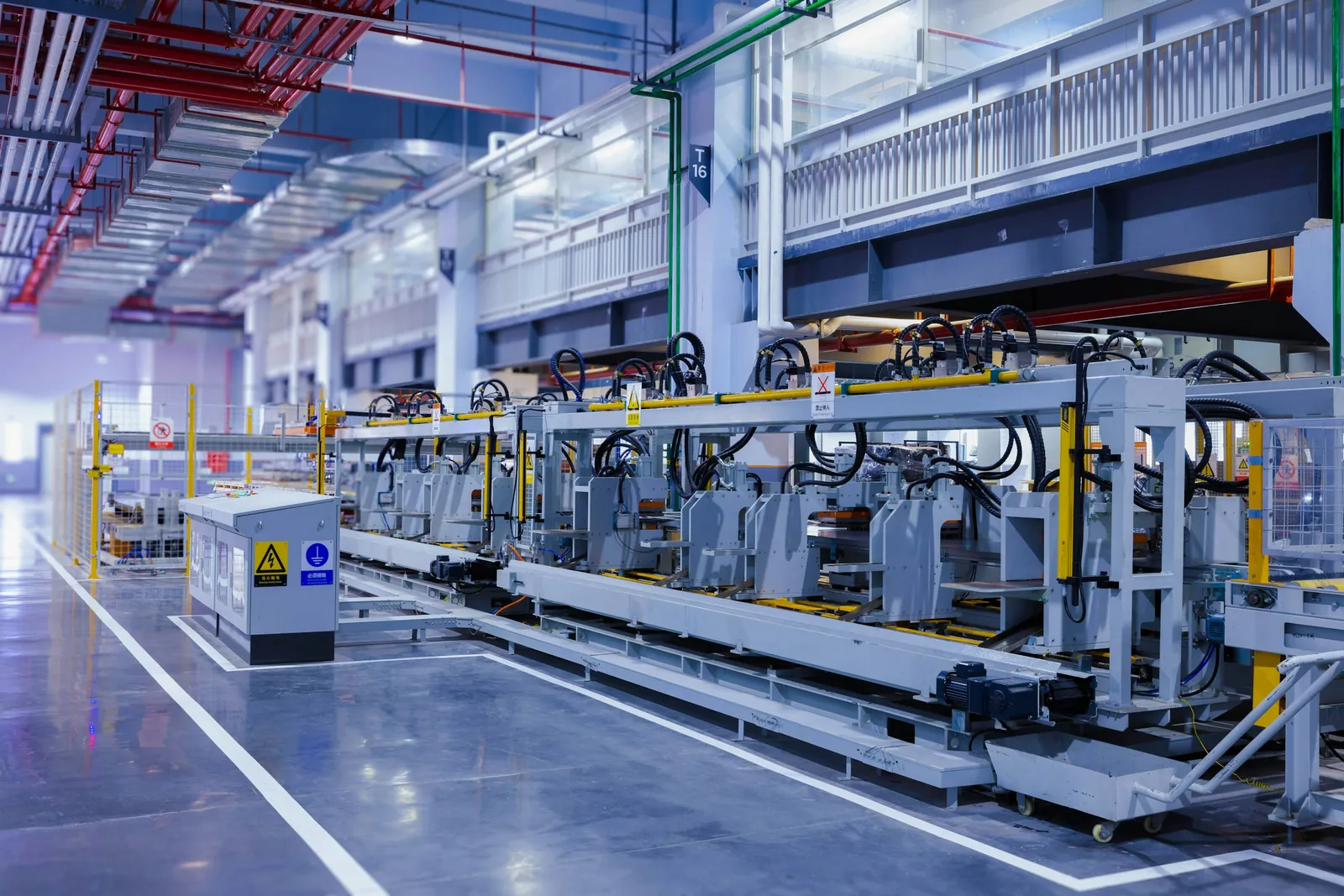 Linea produttiva automatizzata in uno stabilimento industriale. Fotografia di contesto.