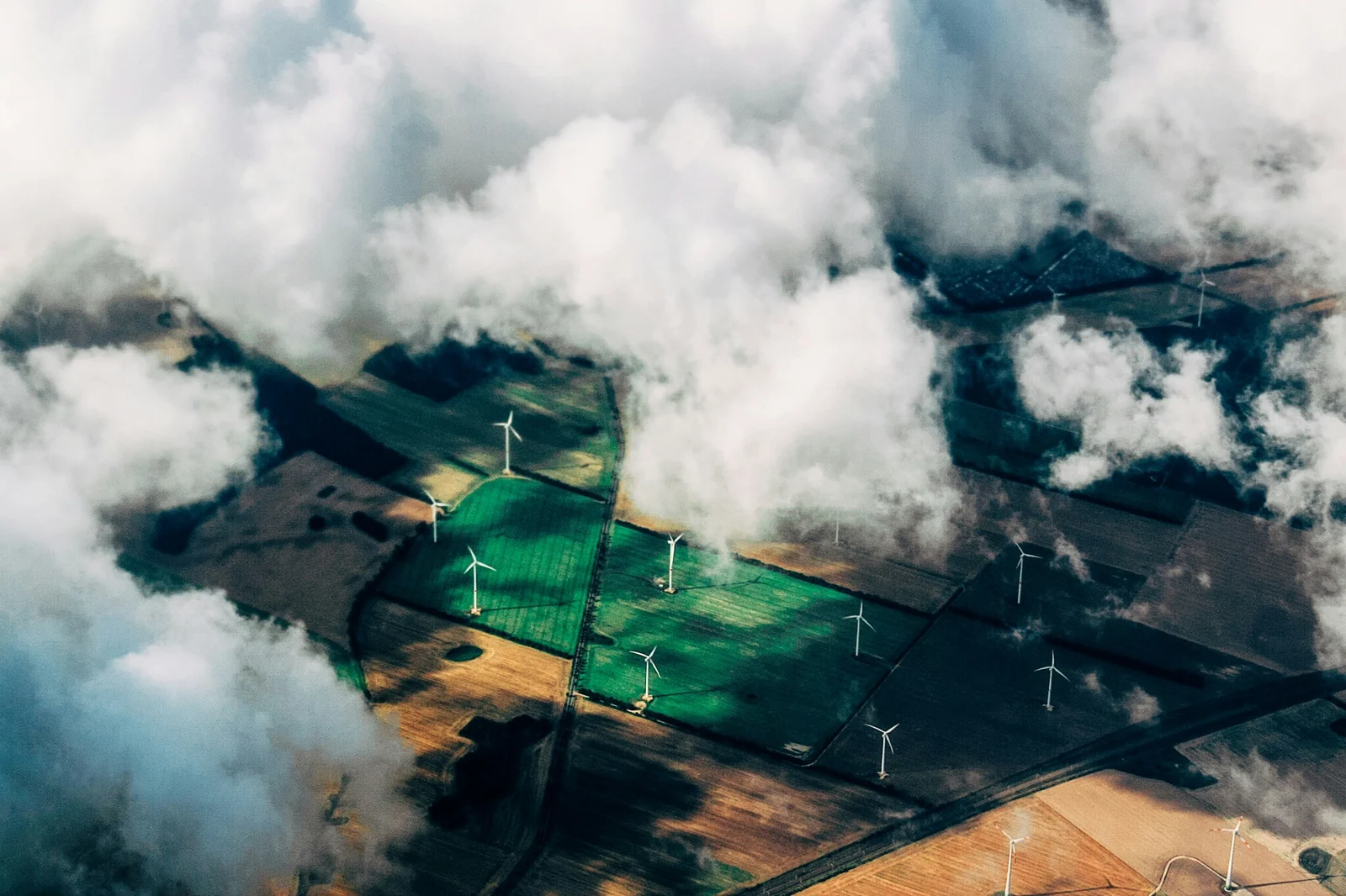 Vista aerea di campi e turbine eoliche. Fotografia di contesto, non un progetto Helvetic Impact.