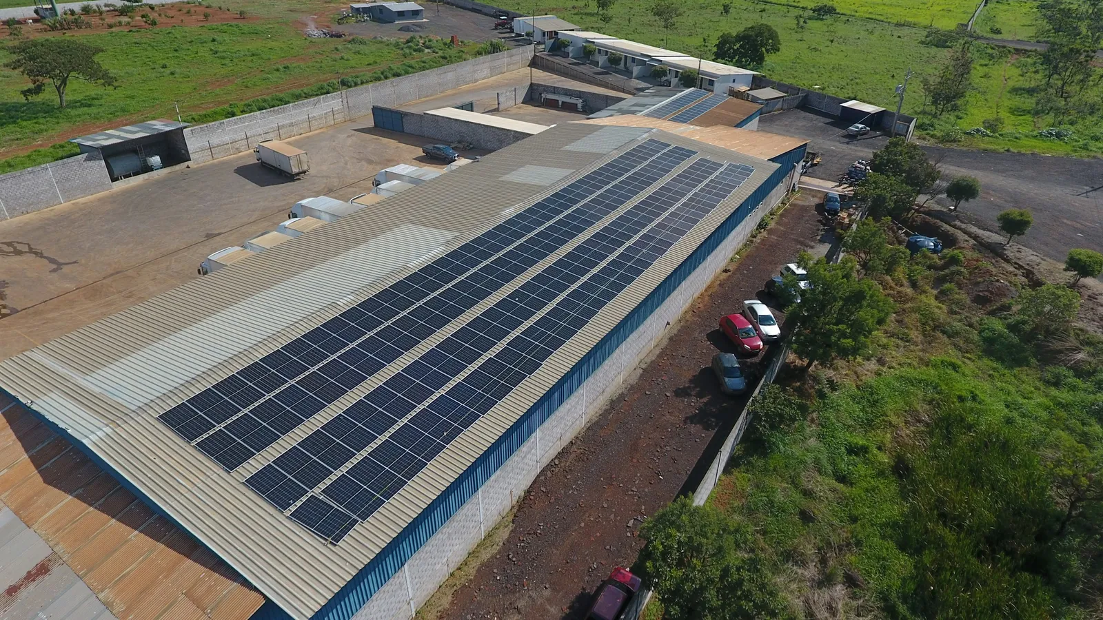 Impianto fotovoltaico sul tetto di un edificio industriale. Fotografia di contesto.